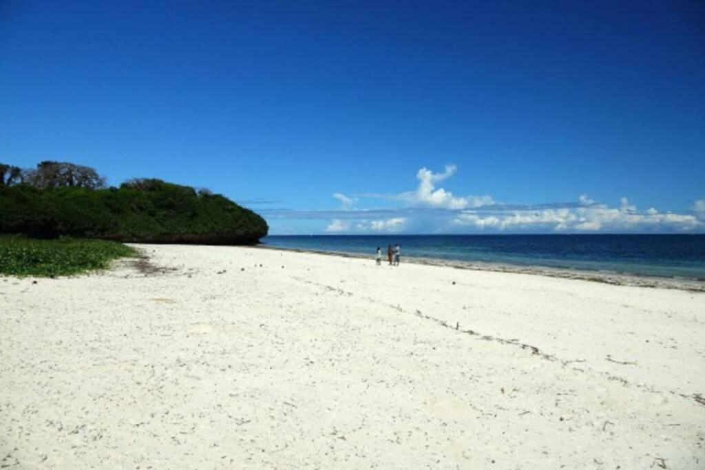 Cowrie Beach Haven Studio Apartment มอมบาซา ภายนอก รูปภาพ